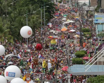 Festa da alegria : Pinto da Madrugada arrasta uma multidão pelas ruas de Maceió 