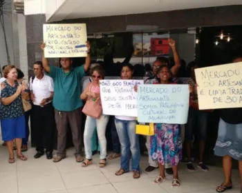 Aflitos, permissionários fazem protesto contra leilão do Mercado do Artesanato