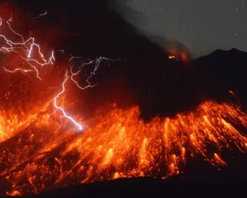 Vulcão Sakurajima entra em erupção no Japão