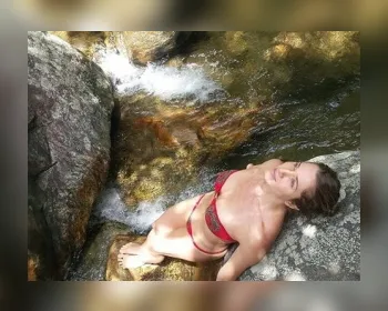 Letícia Spiller relaxa em cachoeira e posa só de biquíni 