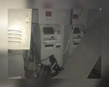 Quadrilha explode caixa de banco em São Brás e leva vigias como reféns
