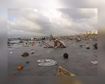 VÍDEO: Tempestade gera apagão em Maceió e leva toneladas de lixo à praia