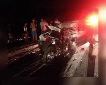 Colisão entre carro e motocicleta deixa dois mortos e um ferido na BR-101