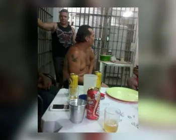 Foto mostra cerveja e celular em cela que seria do ex-policial Bola