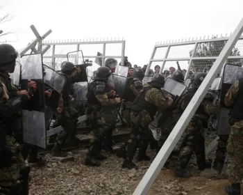 Fronteira da Grécia com a Macedônia tem confronto com migrantes