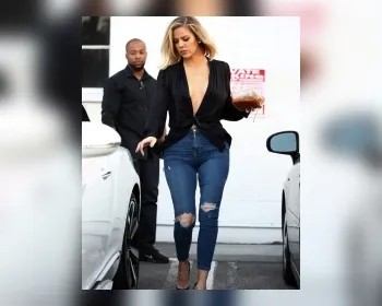 Khloe Kardashian dispensa sutiã e usa decotão ousado