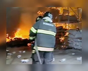 Incêndio destrói armazém no Mercado e parte do teto desaba