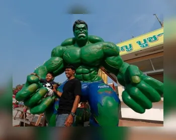Templo tailandês instala estátuas de super-heróis para atrair visitantes