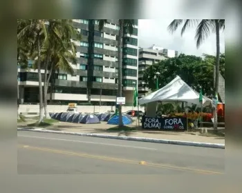 Manifestantes amanhecem acampados na orla em protesto contra Dilma e Lula 