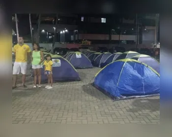 Manifestantes permanecem acampados na orla da Ponta Verde 