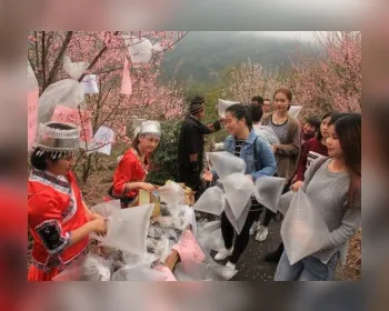 Moradores vendem saco com 'ar puro' na China