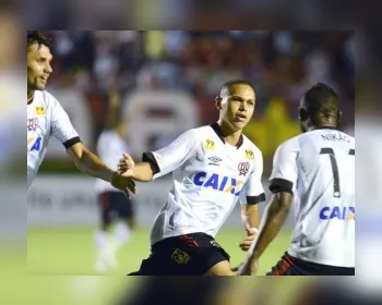 Atlético-PR bate Flamengo e decide título contra o Fluminense