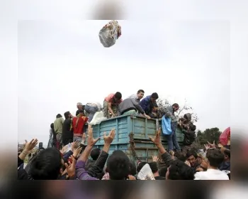 Grécia evacua campo de migrantes na fronteira com a Macedônia