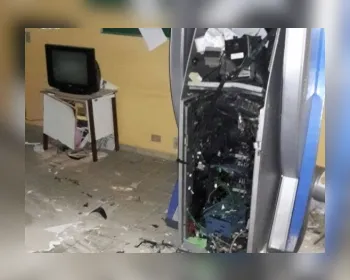 Bandidos armados rendem vigilante e explodem caixa eletrônico em Coruripe