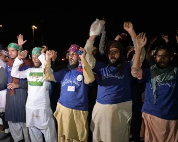 Muçulmanos radicais intensificam protesto no Paquistão
