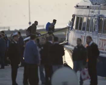 Primeiros barcos com imigrantes chegam à Turquia após acordo