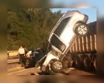 Carro fica 'pendurado' em carreta após engavetamento em rodovia