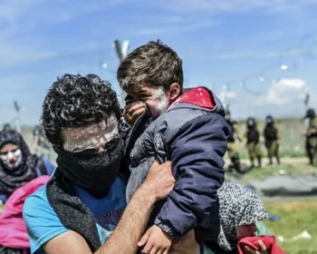 Macedônia usa gás lacrimogêneo em migrantes na fronteira com Grécia