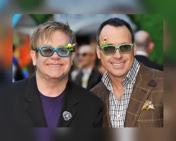 Segundo jornal americano, Elton John foi traído pelo marido, David Furnish