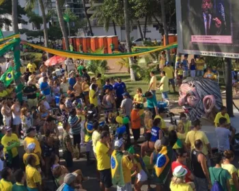Manifestantes pró e contra impeachment de Dilma dividem orla de Maceió 