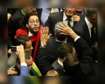 Jean Wyllys cospe em direção a Bolsonaro durante votação