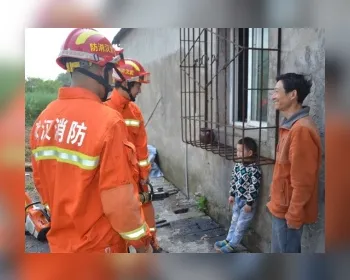 Menino é resgatado após entalar cabeça em grade de janela na China
