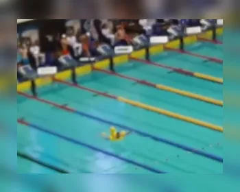 Com boia infantil, homem invade piscina em seletiva olímpica da Rússia