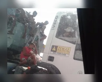 VÍDEO: Crianças são flagradas em caçamba de caminhão em movimento