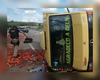 Caminhão carregado de tomates tomba na BR-101