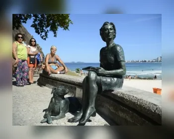 Rio ganha estátua da escritora Clarice Lispector