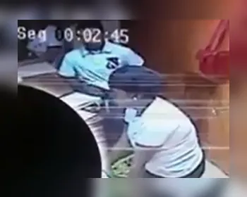 Vídeo mostra assalto à mão armada em pizzaria no bairro do Farol, em Maceió