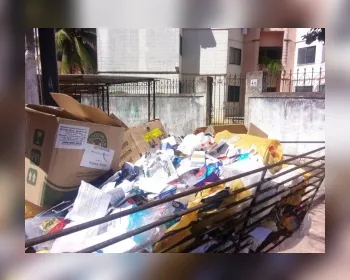 Farmácia é notificada por descartar resíduos em lixeira de residencial