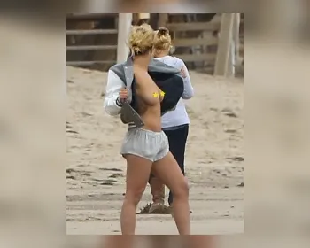 Rita Ora deixa os seios à mostra durante ensaio fotográfico na praia