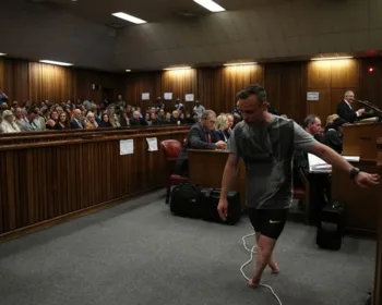 Pistorius retira próteses em audiência que vai determinar sua pena