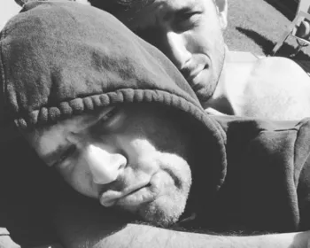Ricky Martin posa abraçadinho com o namorado, Jwan Yosef