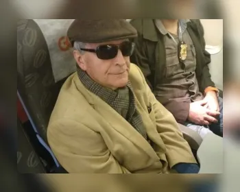 Após deixar cadeia, Cerveró sorri para câmera em avião