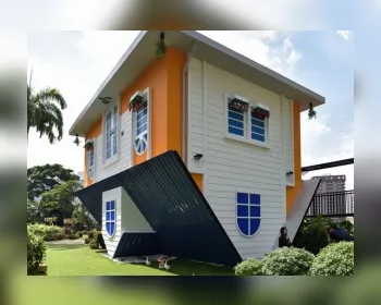 Casa de 2 andares é construída de cabeça para baixo na Malásia