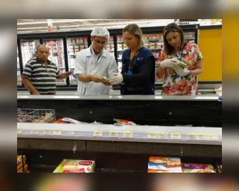 Procon Alagoas fiscaliza e autua supermercados na capital