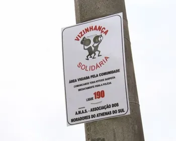 Vizinhos colocam placas em bairro para avisar ladrões sobre vigilância