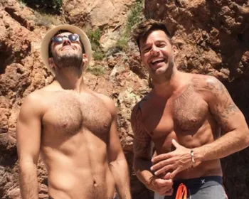Ricky Martin aparece sem camisa em foto com o namorado