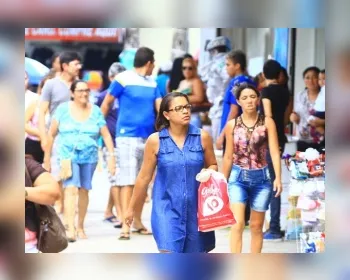 Expectativa do consumidor sobre a economia termina 2017 em baixa, diz CNI