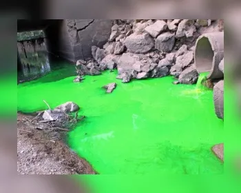 Água verde em córrego surpreende moradores de Piracicaba