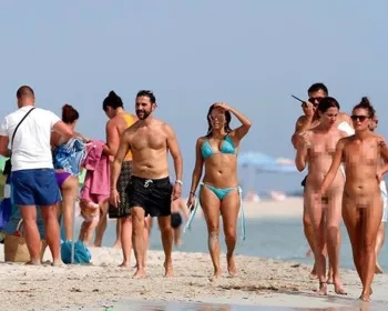 Eva Longoria curte praia de nudismo em Ibiza e beija muito