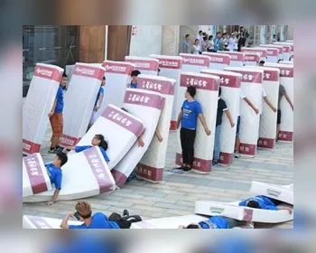 China bate recorde de maior dominó humano com colchões