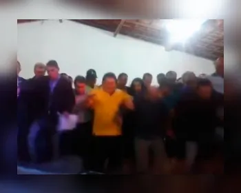 Vídeo mostra políticos caindo em buraco após palanque desabar no Ceará