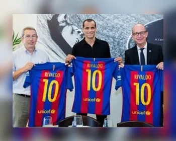 Rivaldo acerta com o Barcelona para defender time de "lendas" do clube