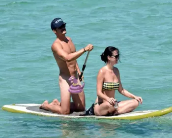 Pelado, Orlando Bloom curte praia com Katy Perry na Itália