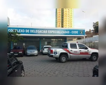 Jovem é preso com arma, explosivos e rojões no Centro de Maceió