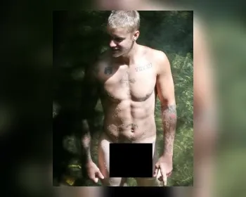 Justin Bieber nada pelado com suposta namorada no Havaí