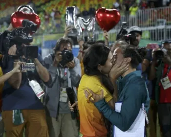 Brasileira do rugby é pedida em casamento no gramado